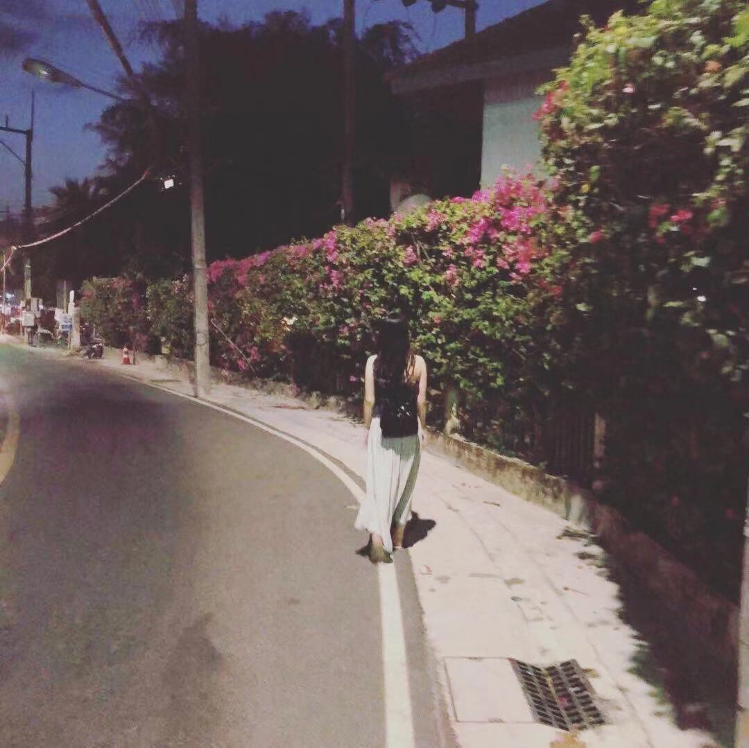 步行到kamala beach的小路上